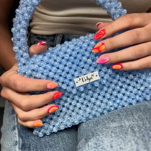 Bolso azul Cielo hecho a mano con cuentas translúcidas y asa integrada