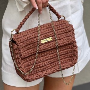 Bolso marrón Bruna hecho a mano con diseño trenzado, asa superior y cadena metálica