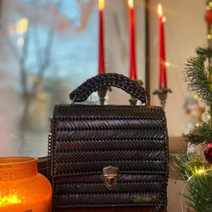 Bolso negro Éclat hecho a mano con diseño trenzado, asa superior y cadena metálica