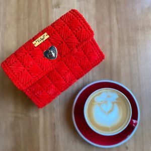 Bolso rojo Amour hecho a mano con diseño trenzado y cierre metálico en forma de corazón