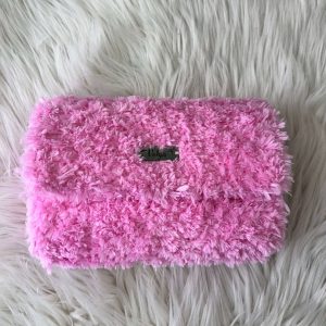 Bolso rosa Lía hecho a mano con textura suave y mullida