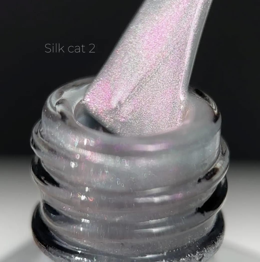 Envase de Saga Silk Cat 02 con acabado satinado–perlato profesiona